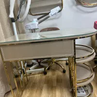 میز ناخن و استند و لاک و دوتا صندلی