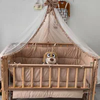 تخت گهواره کنار مادر بزرگ در حد نو