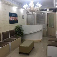 کانتر منشی و مبل انتظار