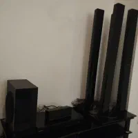 سینمای خانواده همراه با میز تلویزیون