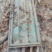 درب آهنی با چهار چوبش