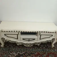 میزتلویزیون باساعت ایساده