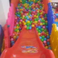 استخر توپ همراه با سرسره