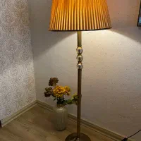 آباژور ایستاده