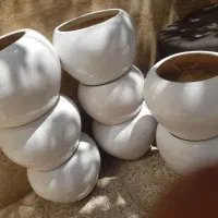 ۸عدد گلدان سفالی سایز بزرگ یکم ترک داره