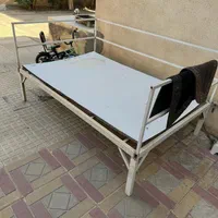 تخت فلزی حیاطی