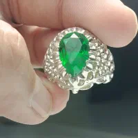 انگشتر آنتیک زمرد یا یا قوت مطابق الماس درخشنده