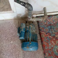 پمپ آب و قفسه کتابخانه و مغازه
