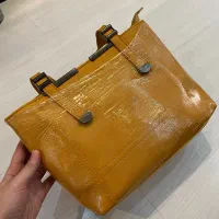 کیف نو کاملا مشخصه از عکس