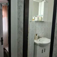یک عددروشویی با باکس وآئینه با باکس