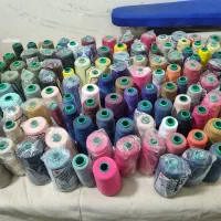 تعداد زیادی نخ زیگزال و دوک|چرخ خیاطی و ریسندگی|صفادشت, |دیوار