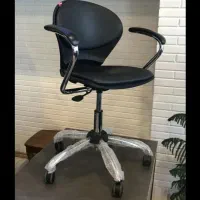 صندلی جکدار و چرخدار