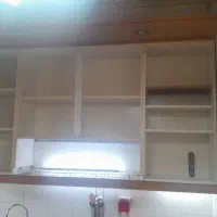 یک سرویس کابینت بدنه لترون با سینک و شیر ظرفشویی