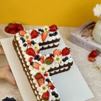 کیک تولد با بهترین مواد تازه و سالم