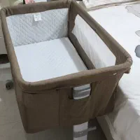 تخت کنار مادر