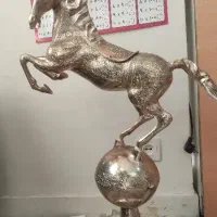 مجسمه اسب روی توپ برنز