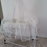 تخت کنار مادر