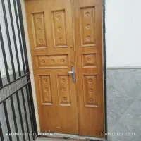 تعدادی درب و یک عدد سینک و شیرآلات کامل