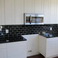 نصب تاپشیت و کاشی بین کابینت آجر و ترموال...