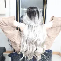 خدمات و اموزش کاشت ناخن ومژه ورنگ ومیکاپ وشینیون