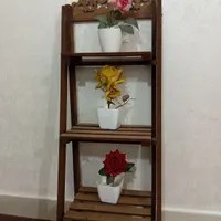 استند نردبانی ب همراه گل و گلدان مصنوعی