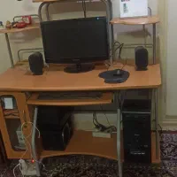 کامپیوتر همراه با میزش