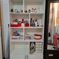 میز تحریر و کتابخانه تمیز و سالم