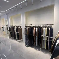 طراح مد و لباس زنانه مسلط به تولید