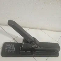 دستگاه منگنه کتاب وسط زن