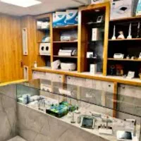 منشی خانم کار در فروشگاه تجهیرات دندانپزشکی