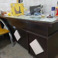 ۱عدد میز اداری ۶عددصندلی ارباب رجوع ۲عددمیزعسلی