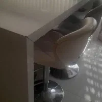 کانتر هایگلاس و صندلی چرمی