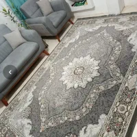 فرش تخت و میز نهار خوری و تستر و ظروف چینی