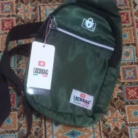 تعدادی کیف وساک|کیف، کفش، کمربند|رشت, ترمینال|دیوار