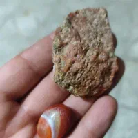 سنگ آنتیک و عقیق یمانی به همراه یک عدد نگین نمونه