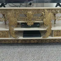 ساعت و زیر تلویزیونی