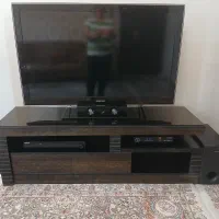 باند و بلندگو ومیز تلویزیون