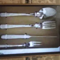 یک سرویس کامل قاشق و چنگال