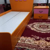 تخت ۱نفره همراه پاتختی تمیز