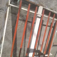 یک پنجره ۱۳۰در۱۲۸نرده دار وشیشه دار