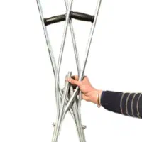 سلام دوعدد میز شیشه ای تلویزیون موجود یک جفت عصا