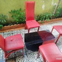 چهار عدد صندلی چرم با میز وسط