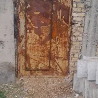 درب نفررو حیاط وساختمان