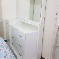 تخت دو نفره و آینه کنسول