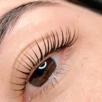 آموزش و خدمات کاشت مژه و لیفت ولمینت مژه ابرو