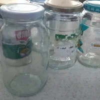 تعدادی  شیشه برای رب تمیز و شسته شده