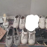 تعدادی کفش|کیف، کفش، کمربند|قم, امامزاده ابراهیم|دیوار