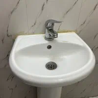 روشویی پایه دار به همراه شیر