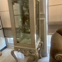 ویترین پایه دار رنگ بژ کاراملی