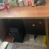 میز تحریر و کامپیوتر